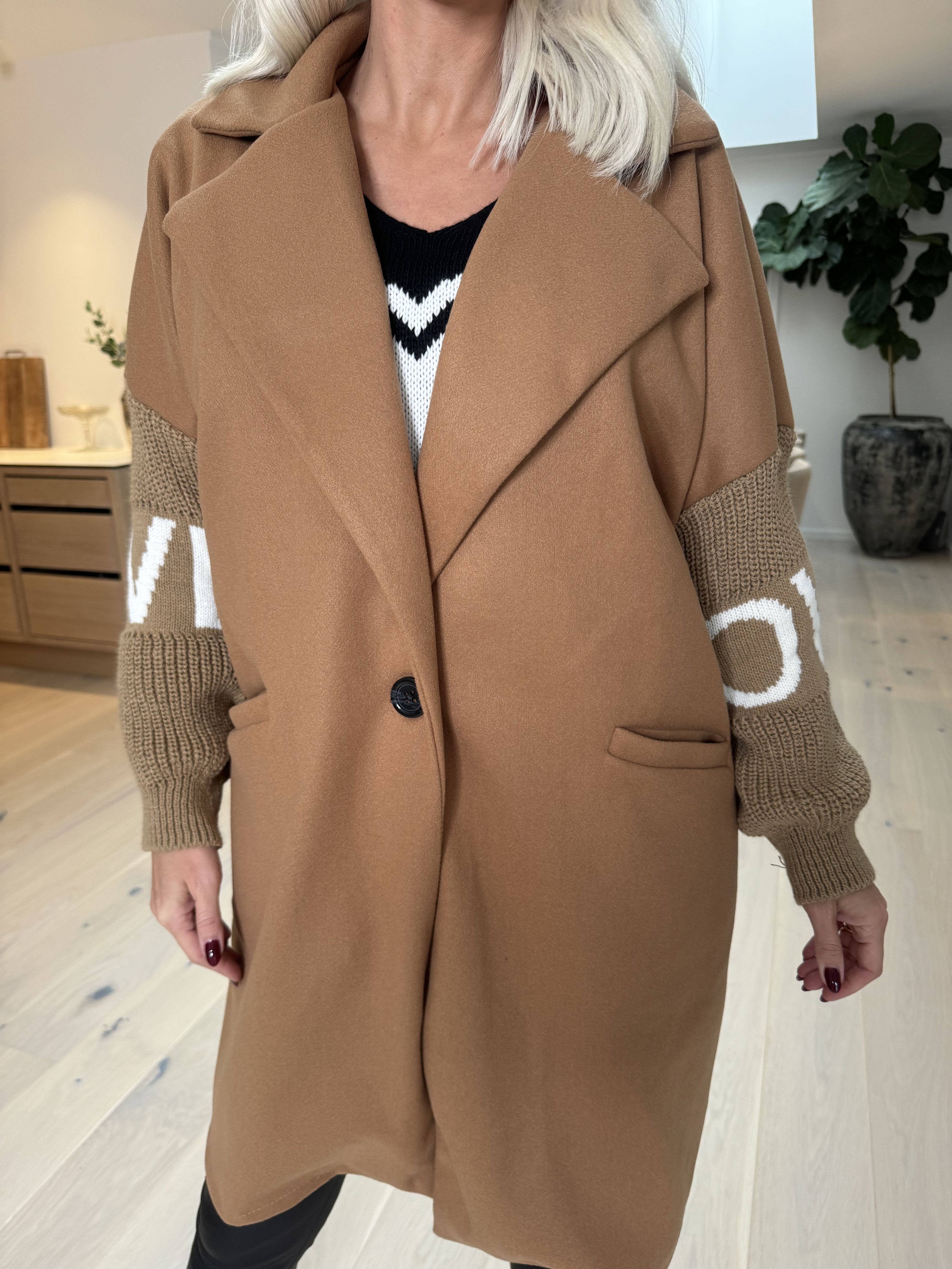 Debbie Short - Jacka med stickade ärmar